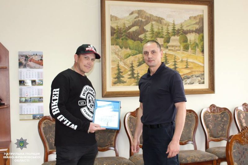 Патрульні нагородили франківця, який повідомив про нетверезого за кермом (ФОТО)