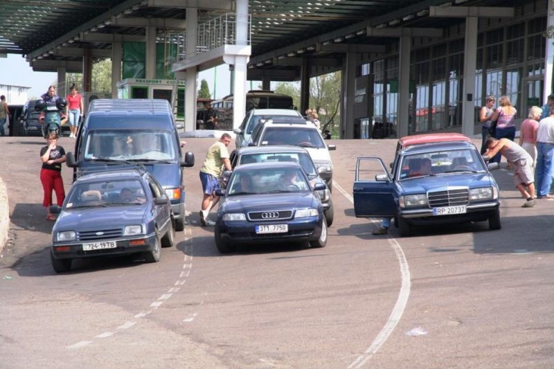 Ввезти в Україну авто на литовській реєстрації стало складніше