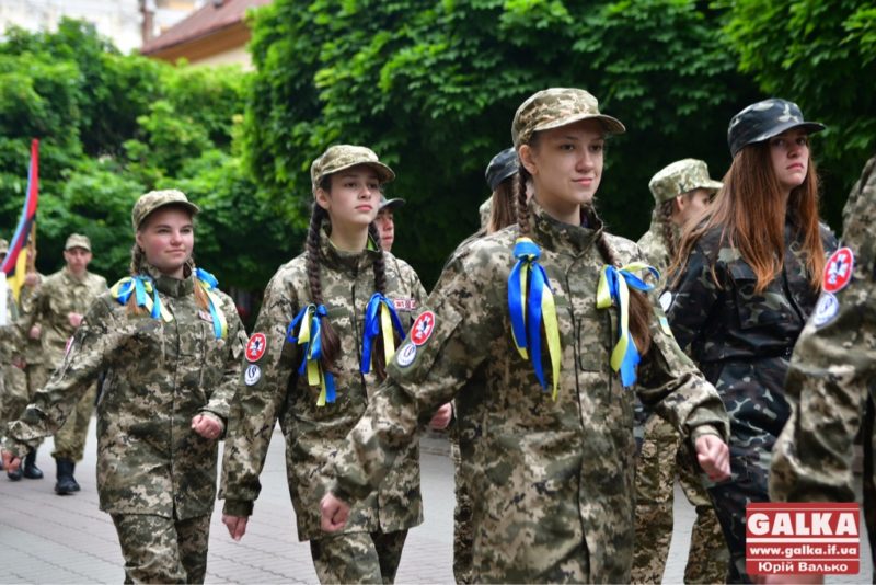 Парад юних учасників військово-патріотичної гри “Джура” пройшов центром Франківська (ФОТО)