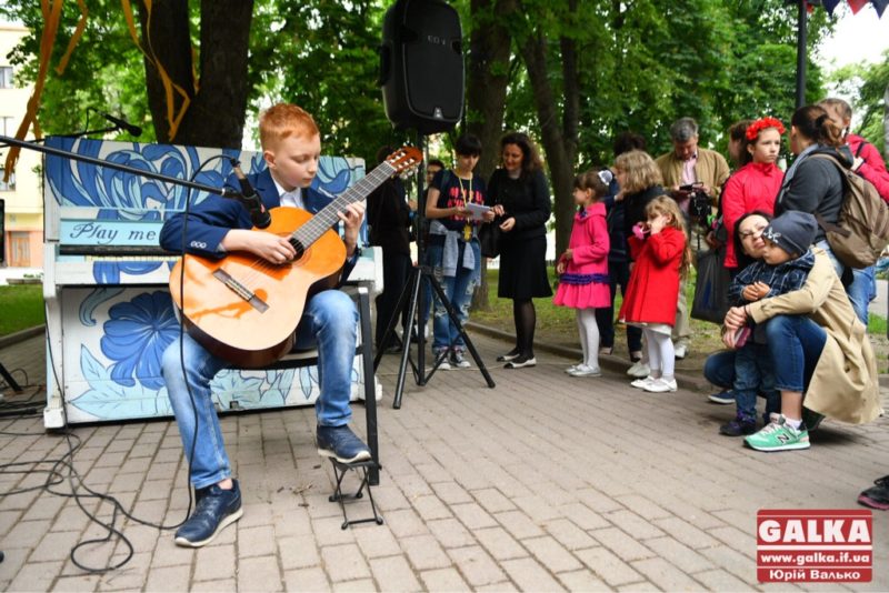 У сквері “Руської трійці” дітки діляться своїми музичними талантами (ФОТО)