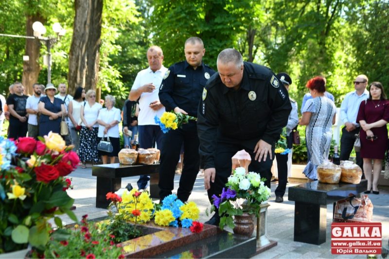 Досі боляче. У Франківську вшанували бійців, які першими загинули в неоголошеній війні на сході України (ФОТО)