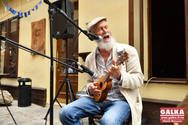 В середмісті відбувся душевний виступ музиканта із Ірландїї (ВІДЕО, ФОТО)