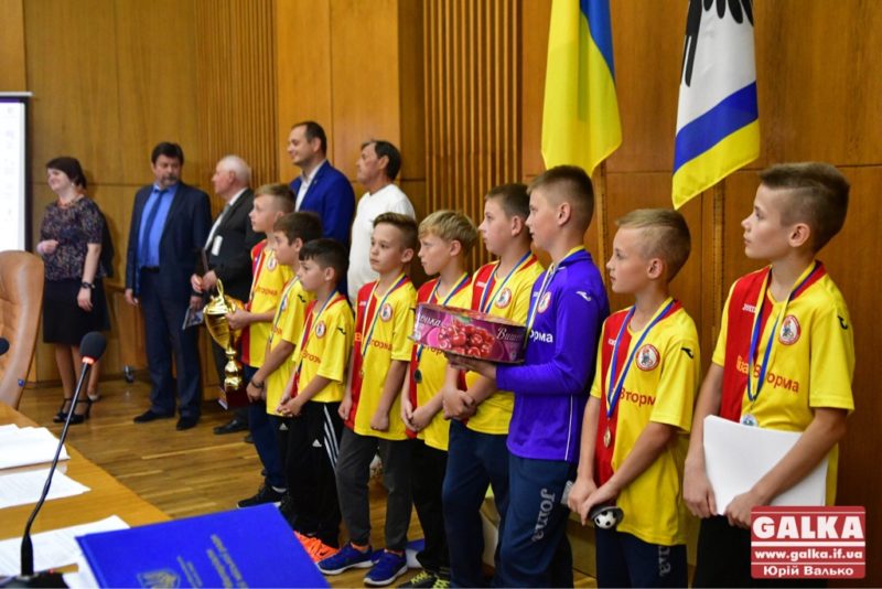 Франківських юних футболістів, переможців чемпіонату України, урочисто нагородили на сесії міськради (ФОТО)