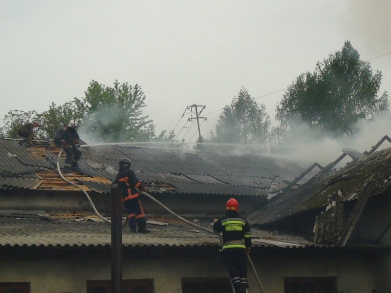 Вісім прикарпатських рятувальників ліквідовували пожежу у ремонтній майстерні (ФОТО)