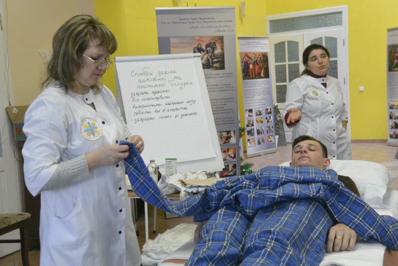 Франківський Карітас проводить навчальні тренінги для охочих стати волонтерами (ФОТО)
