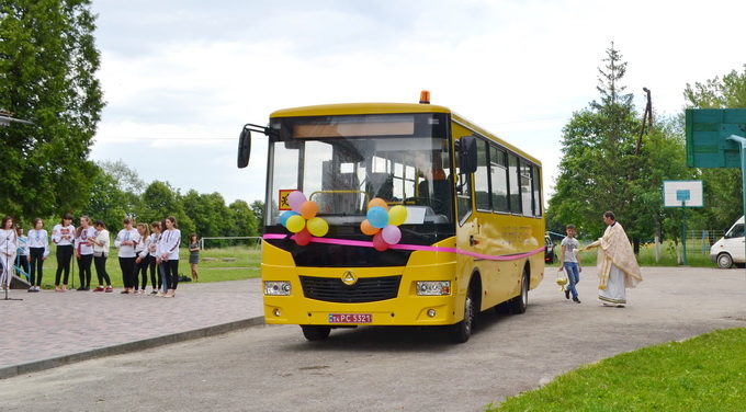 Діти з двох сіл на Тисмениччині їздитимуть до школи на новенькому автобусі (ФОТО)