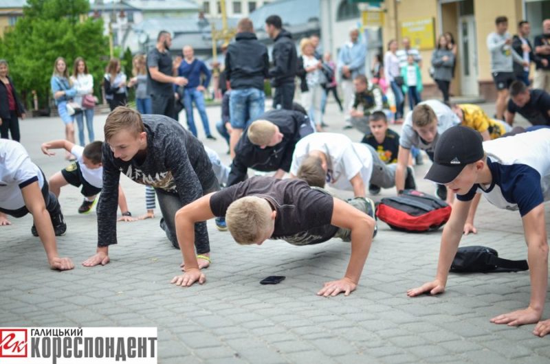 Десятки франківців взяли участь у марафоні віджимань на честь 9 травня (ФОТО)