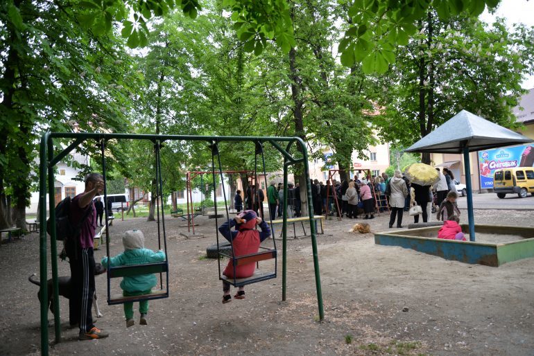 У Коломиї сваряться через дитячий майданчик (ФОТО, ВІДЕО)