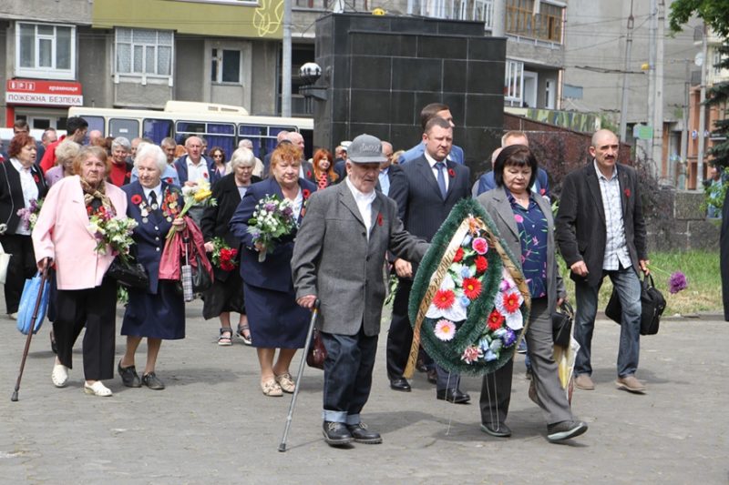 Пам’ятним віче в Івано-Франківську вшанували загиблих у Другій світовій війні (ФОТО)