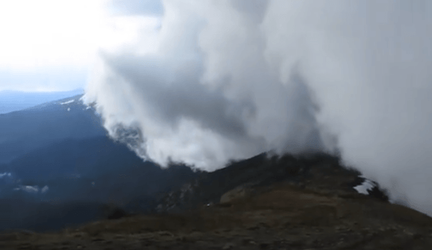 Вражаючий ролик бурі на горі Піп Іван оприлюднили у мережі (ВІДЕО)