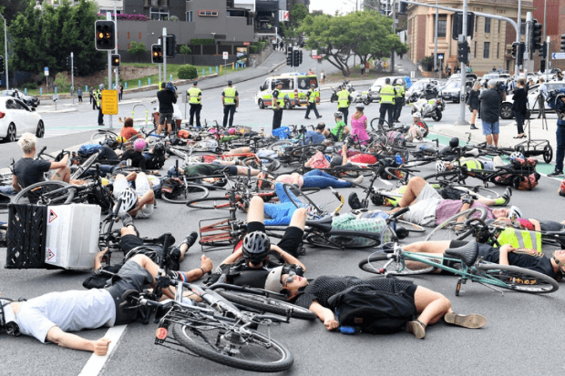 Австралійські роверисти вдали з себе мертвих, вимагаючи кращих велодоріжок (ФОТОФАКТ)