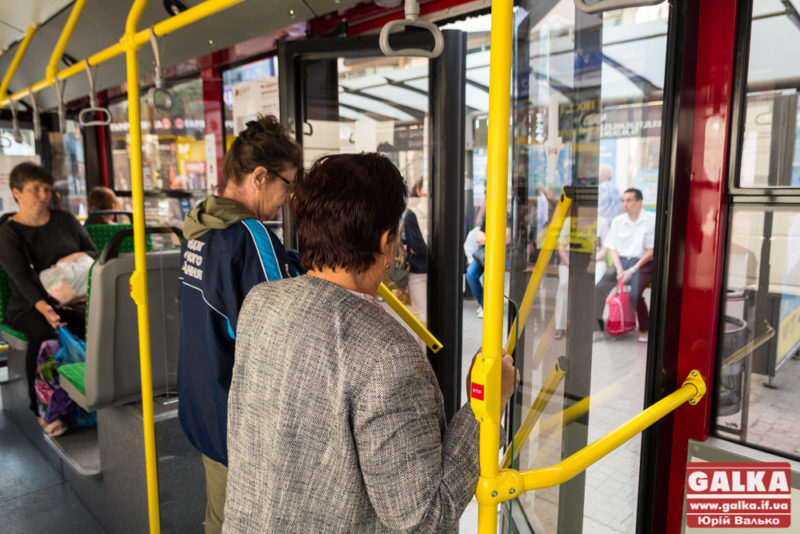 Місцеві депутати просять Зеленського дозволити стоячі місця у громадському транспорті