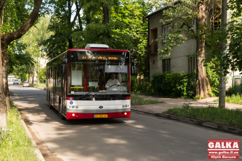 Комунальні автобуси змінили свій рух через ремонт дороги на Надвірну