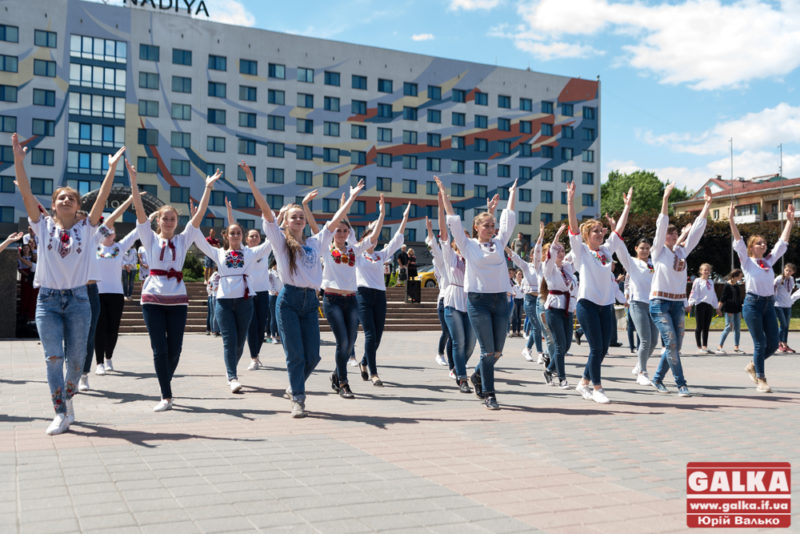 Сотні студентів у вишиванках затанцювали у центрі Франківська (ФОТО, ВІДЕО)