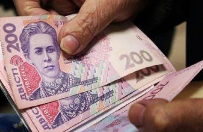 90-річна калушанка потерпає від сусіда – чоловік силою відбирає пенсію