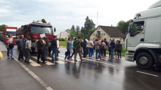 В Рогатині люди перекрили дорогу та не пропускають вантажівки