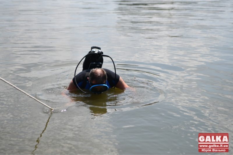 Прикарпатські рятувальники знайшли тіло пасажира машини, яка впала у річку