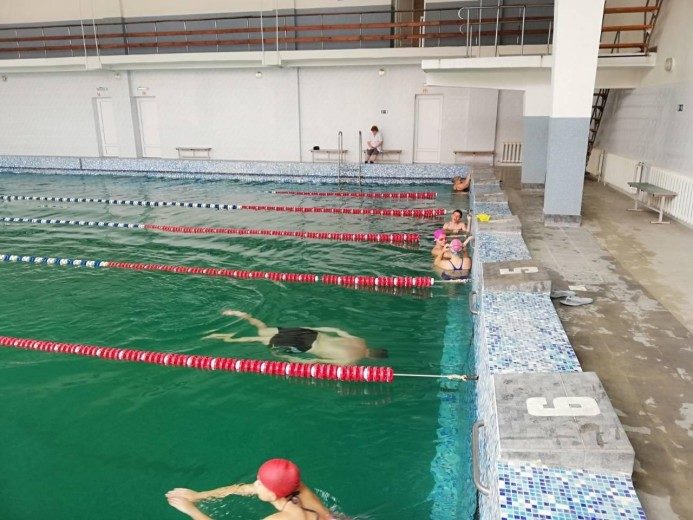 Прикарпатців кличуть на тренування в модернізований басейн у Бурштині