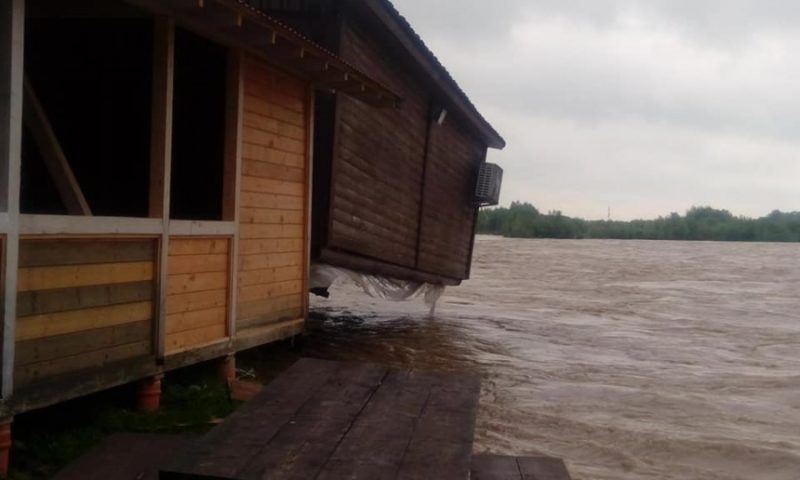 На Калущині річка підтопила колибу (ФОТО)