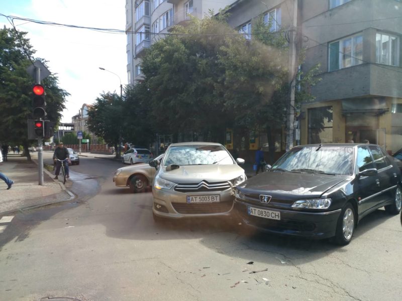 ДТП у Франківську: зіткнулися дві легкові автівки (ОНОВЛЕНО)