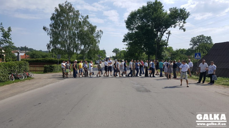 На Косівщині люди не розблокують дорогу, доки не приїде дорожня техніка