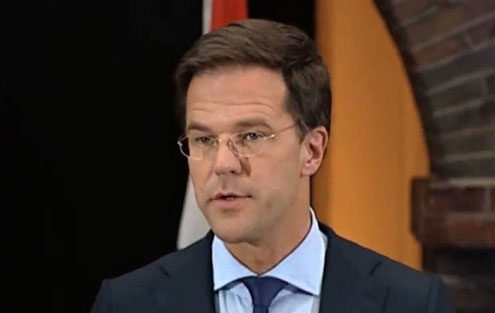Прем’єр Нідерландів помив підлогу в парламенті після того, як розлив каву