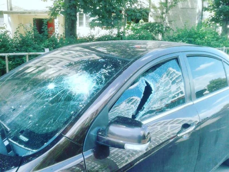 Невідомі розбили вікна автівки у Франківську (ФОТО)
