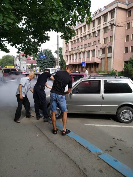 На Дністровській загорівся припаркований автомобіль (ФОТОФАКТ)
