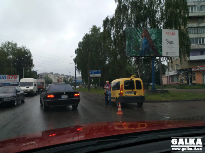 На Довженка зіткнулися два легковики (ФОТО)