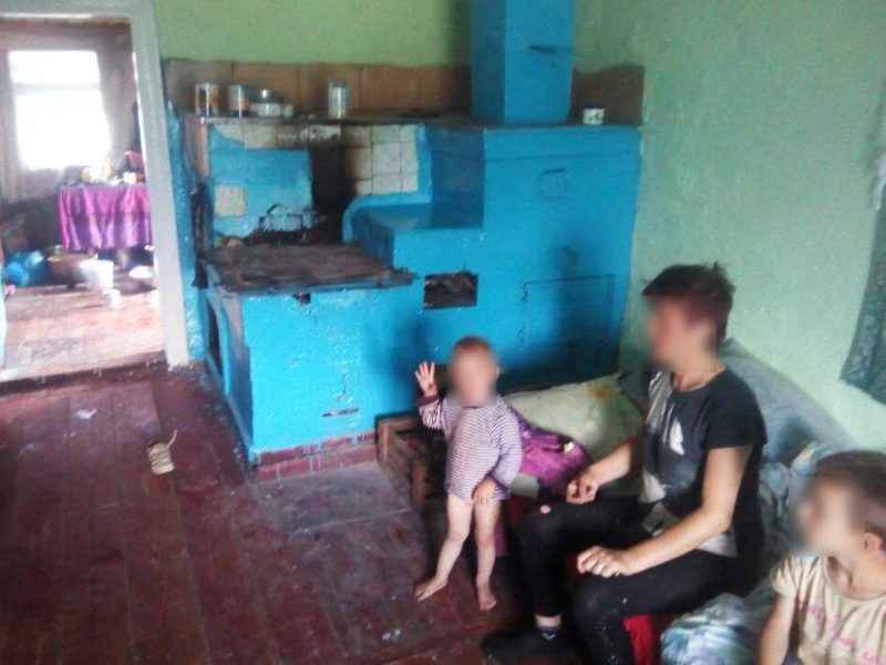 На Яремчанщині у непутящої матері вилучили двох дітей (ФОТО)
