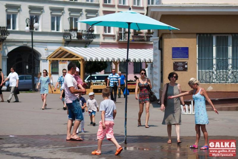 У центрі Івано-Франківська повернуться “освіжаючі” парасольки