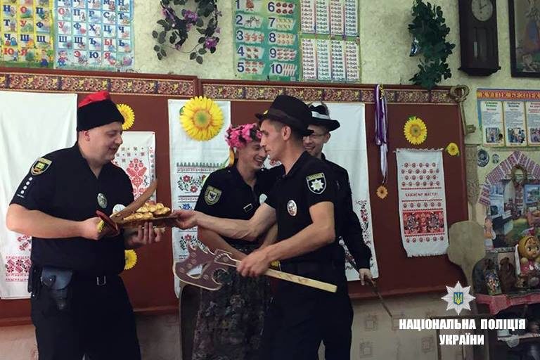 На Донеччині прикарпатські поліціянти влаштували свято для школярів з Авдіївки (ФОТО)