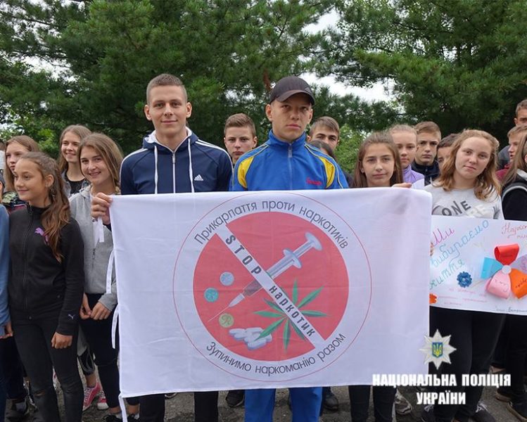 “Stop наркотик”: на Прикарпатті діти пропагували здоровий спосіб життя через флешмоб (ФОТО)