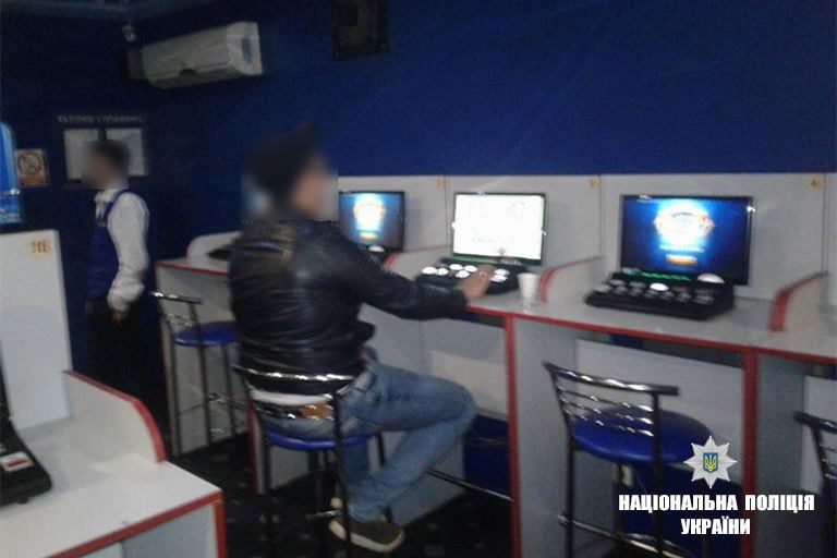 За день у трьох містах області поліціянти викрили сім підпільних казино (ФОТО)