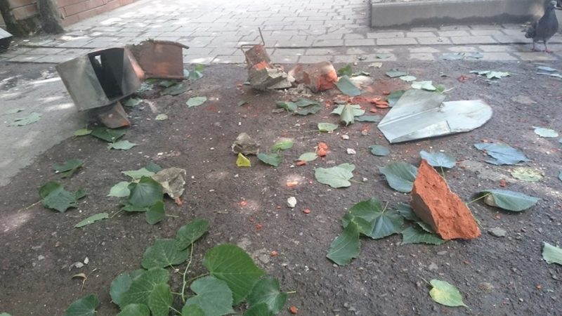 У центрі Франківська з будинку посипалися шматки цегли (ФОТОФАКТ)