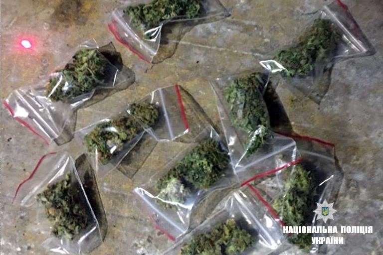 Патрульні знайшли у франківця 34 згортки з ймовірними наркотиками
