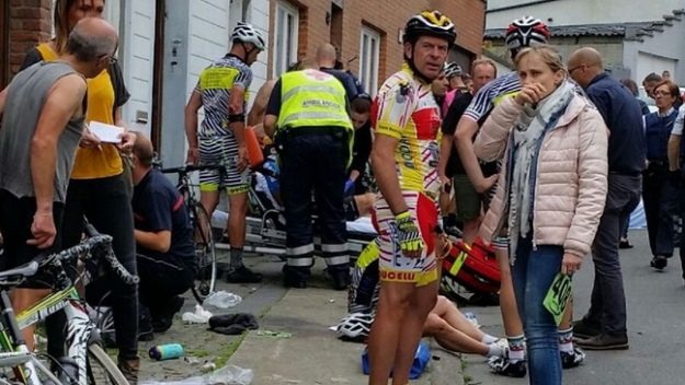 У Бельгії 20 велогонщиків постраждали при зіткненні з авто під час змагань (ФОТО)