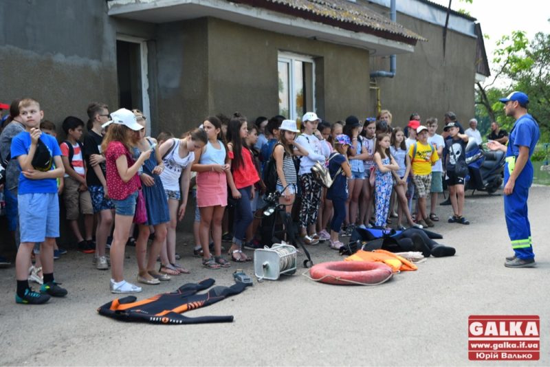 Маленьким франківцям показали, як рятувати потопаючих і надати їм медичну допомогу (ФОТО)