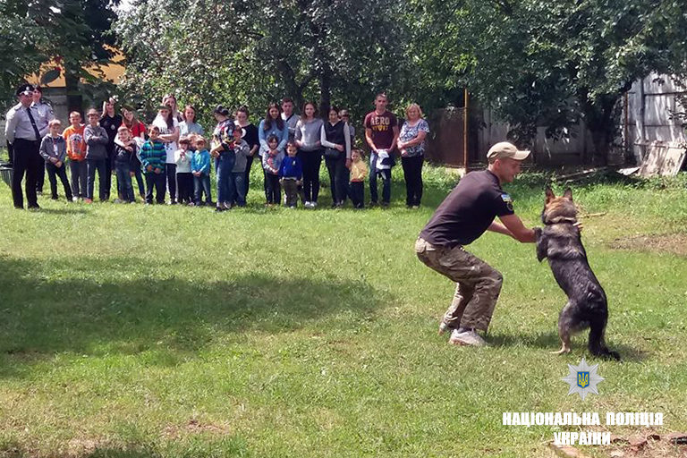 Прикарпатська поліція організувала для дітей екскурсію у кінологічний центр (ФОТО)
