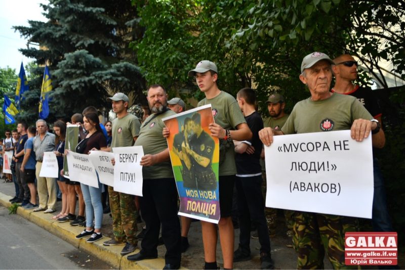 У Франківську націоналісти мітингують проти свавілля поліції під час ЛГБТ-параду у Києві (ФОТО)