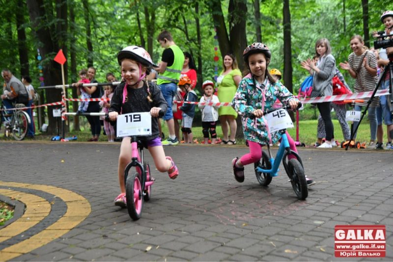 Дрібнота у Франківському парку: малі діти змагалися у перегонах (ФОТО)