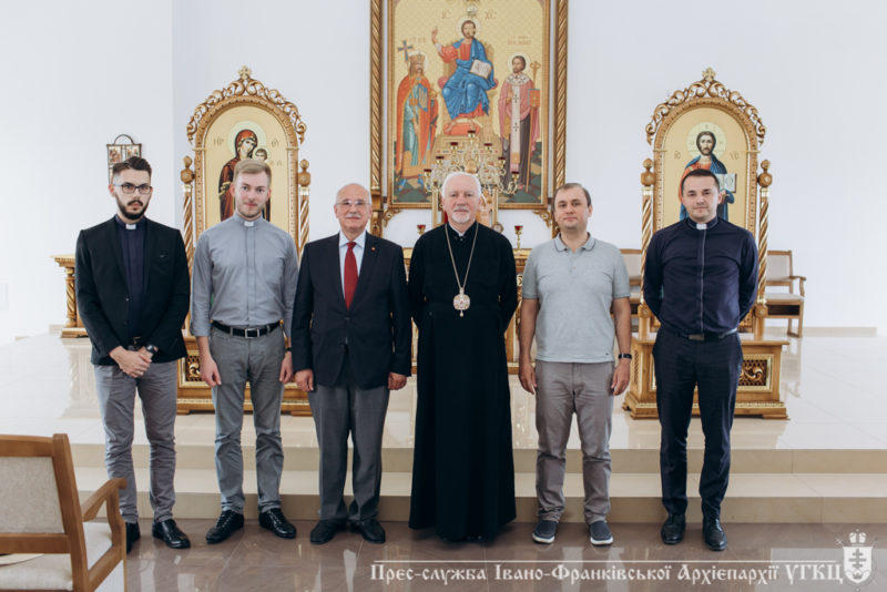 Франківський митрополит нагородив почесною відзнакою благодійника з Німеччнини (ФОТОФАКТ)