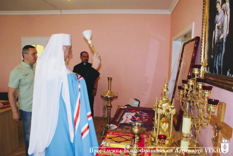 Франківський митрополит освятив речі для нового храму Волновахи (ФОТО)