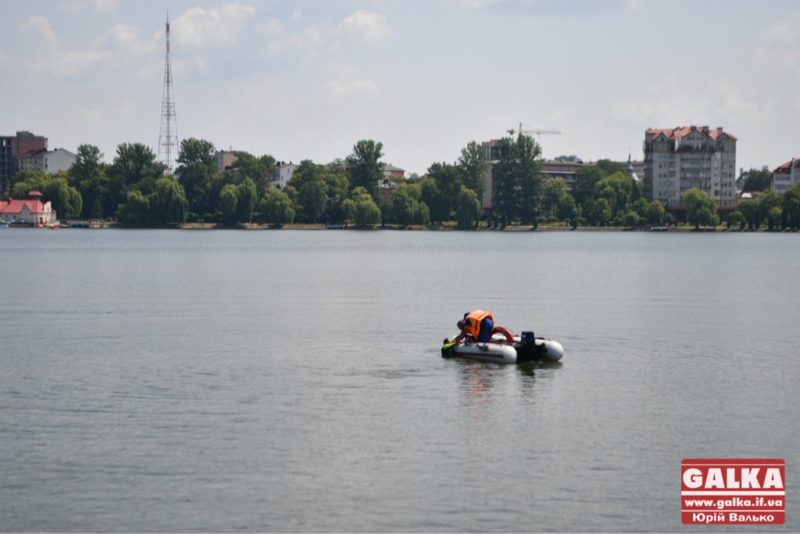 У франківському міському озері шукають тіло потопельника