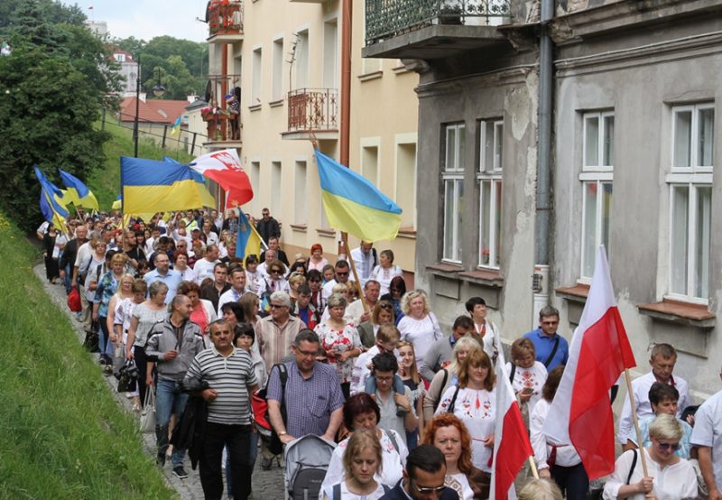 Прикарпатці у вишиванках під час ходи вшанували загиблих націоналістів у Польщі (ФОТО)