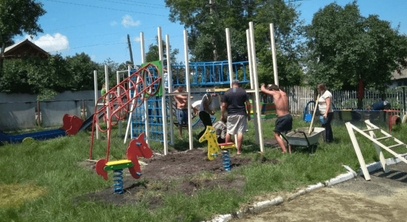 На Городенківщині завершують будівництво дитячого майданчика (ФОТО)