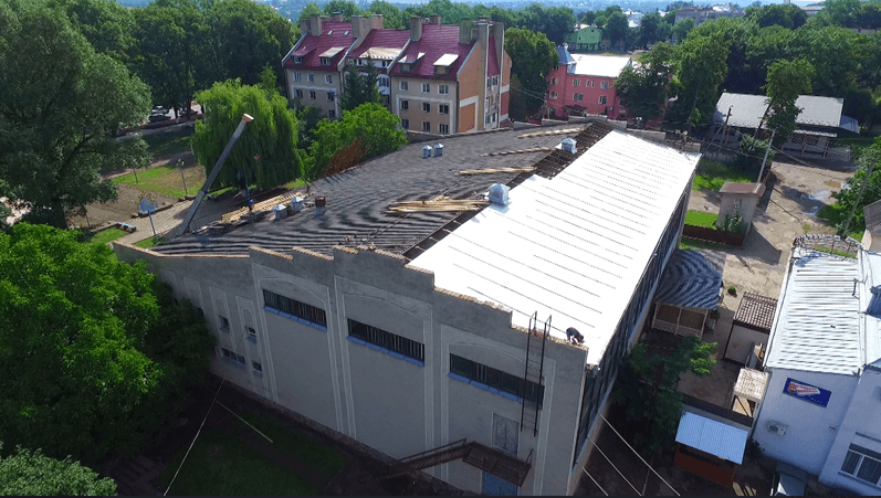 На культурно-спортивних будівлях Снятина почали ремонтувати дах (ФОТО)
