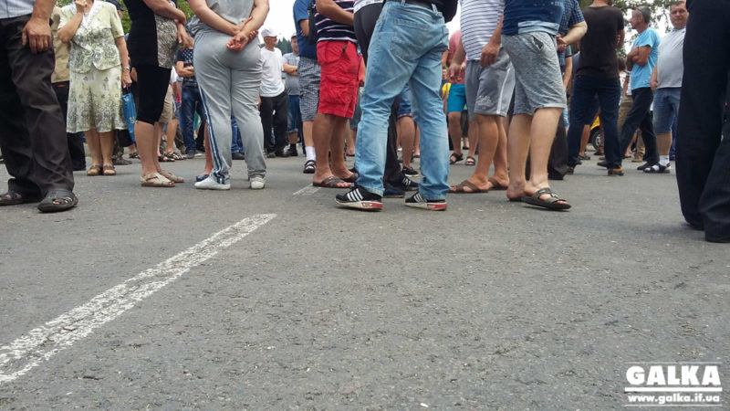 Під стінами ОДА протестувальники вимагають завершення ремонту скандальної дороги “Яблунів-Делятин” (ФОТО)