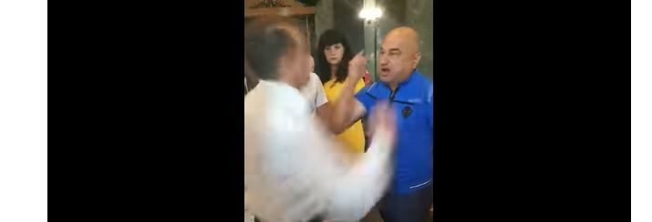 Мер Дрогобича потужним ударом відправив активіста у нокдаун (ВІДЕО)
