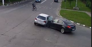 На Прикарпатті водій “вилетів” на червоне: збив велосипедиста і розбив дві машини (ВІДЕО)